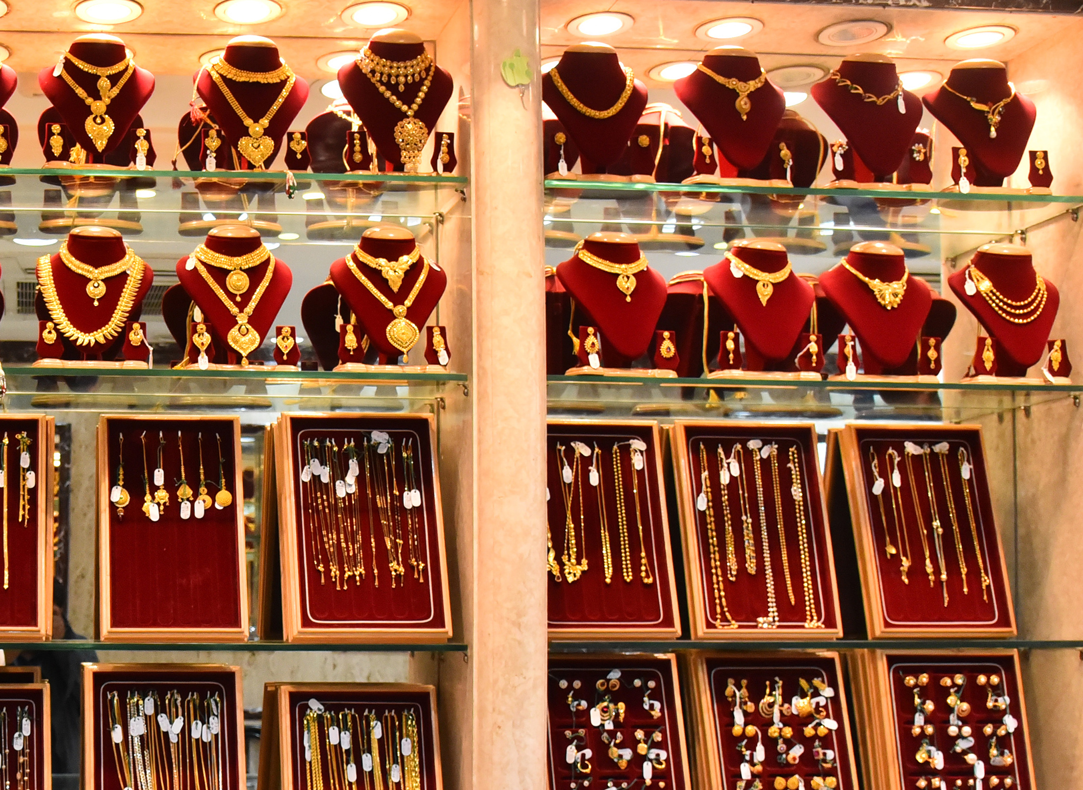 Price Of Gold Soars By Rs 1,000 Per Tola