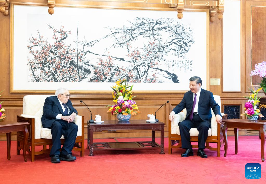 Xi meets with Henry Kissinger