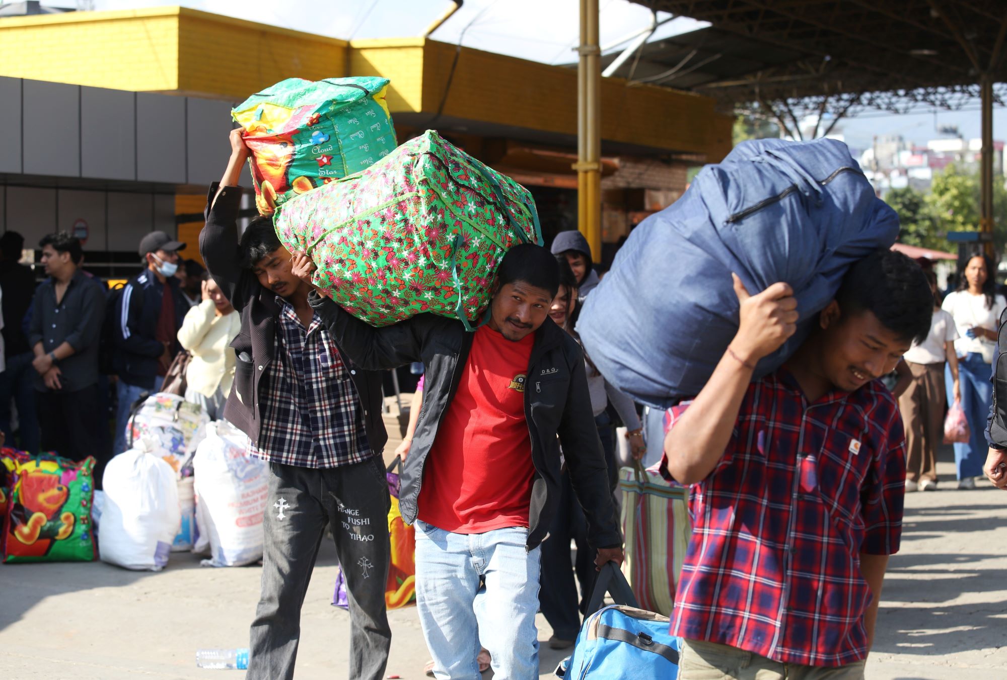 Nearly 500,000 people leave Ktm Valley for various districts to celebrate Dashain